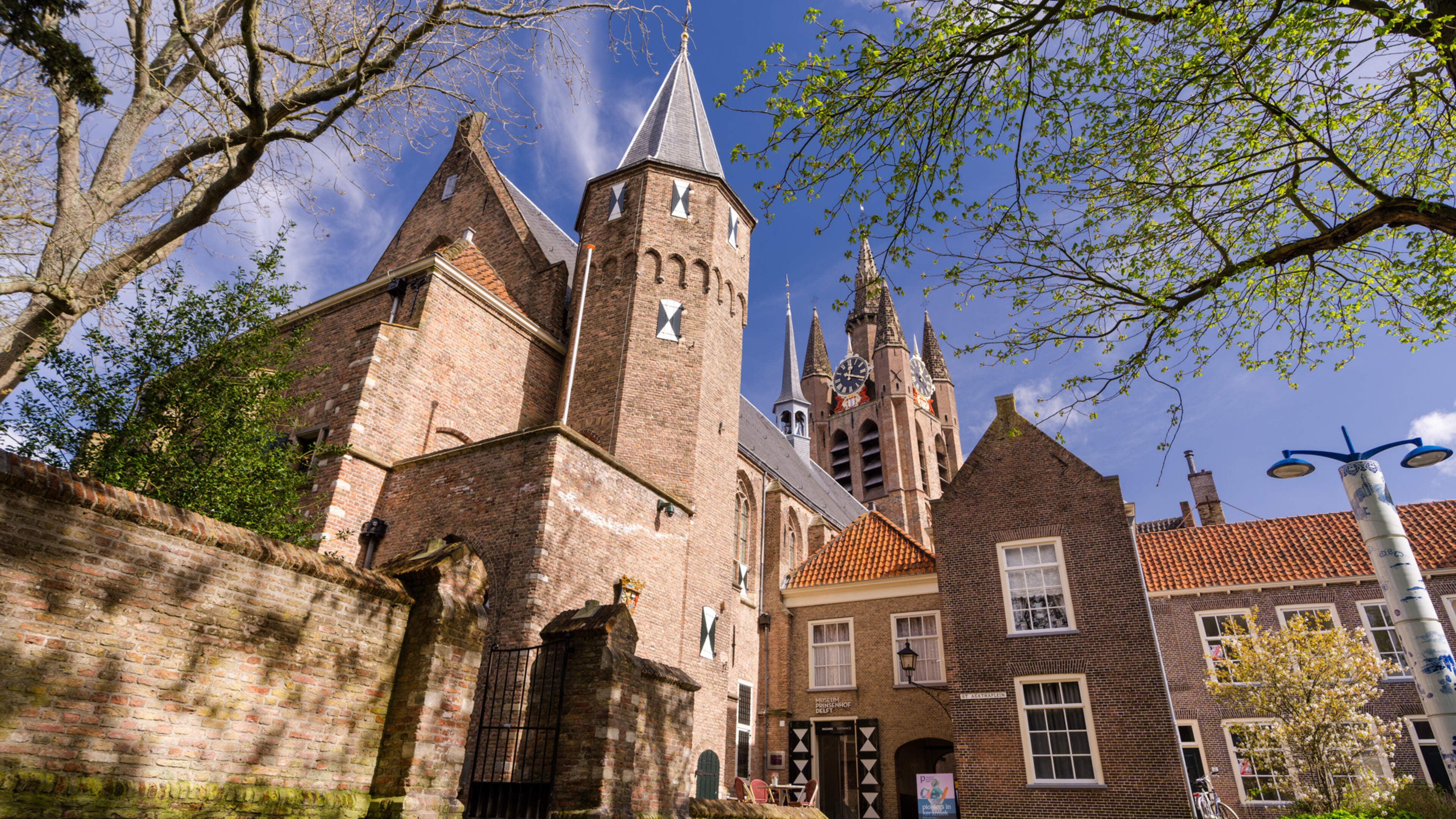 Plek waar Willem van Oranje werd vermoord mede opgeknapt dankzij miljoenendonatie van zakenman: ’Cadeau aan de stad Delft’